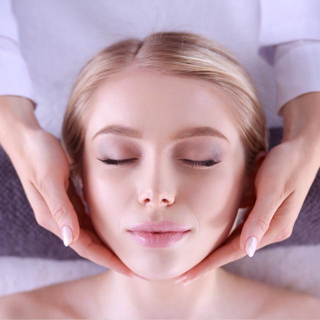 Масаж обличчя: дозволь мені розгладити зморшки та покращити контури твого обличчя